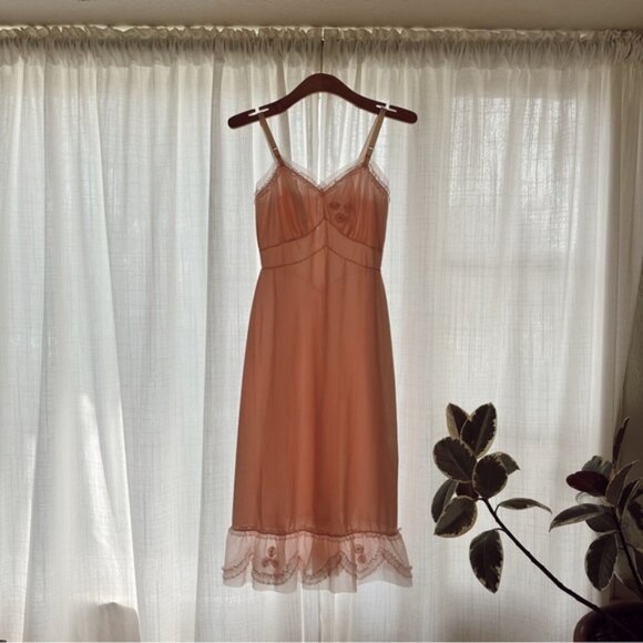 VINTAGE 1950’s sweetheart pink slip with rosette details - Picture 1 of 5